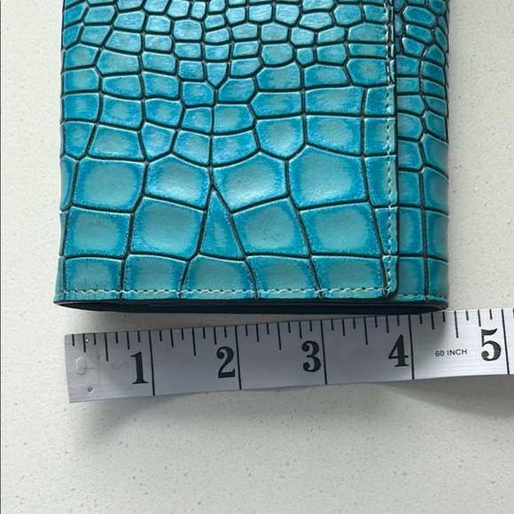 Luxurious Blue Textured Clutch with Glossy Finish - Picture 8 of 9